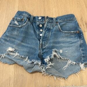 levi jean shorts size 24